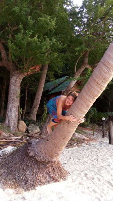 Thetahealing Divine Timing, Thetaflow, Thailand, Koh Phangan, Julia Buschmann on a palm tree.
